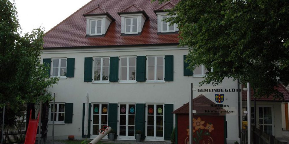 Rathaus und Kindergarten