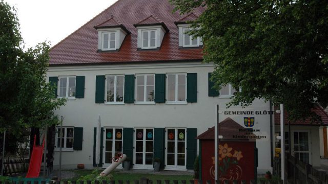 Rathaus und Kindergarten